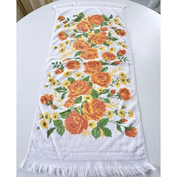 Vintage 70s bath towel, white, orange and yellow flowers and greenery, fringed - Picture 1 of 9
